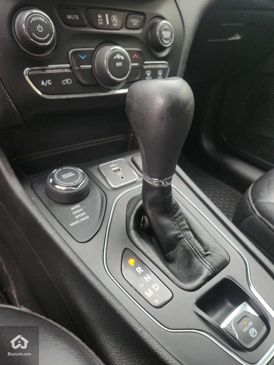 Jeep Cherokee Latitude Plus 2019 - image 6