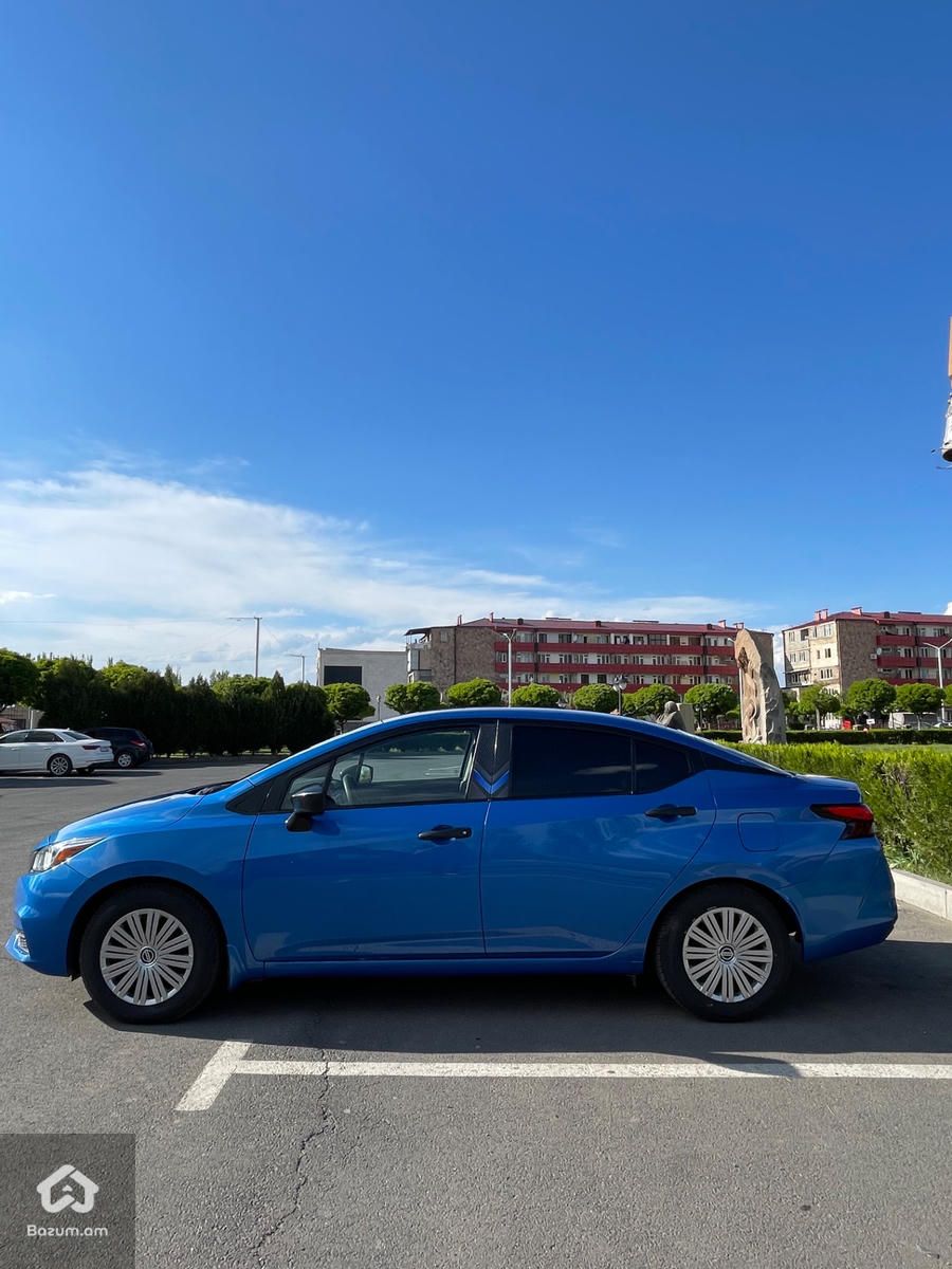 Nissan Versa - image 5