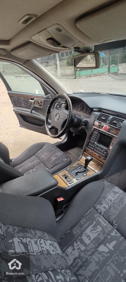 Mercedes-Benz E-Class W210 - image 36