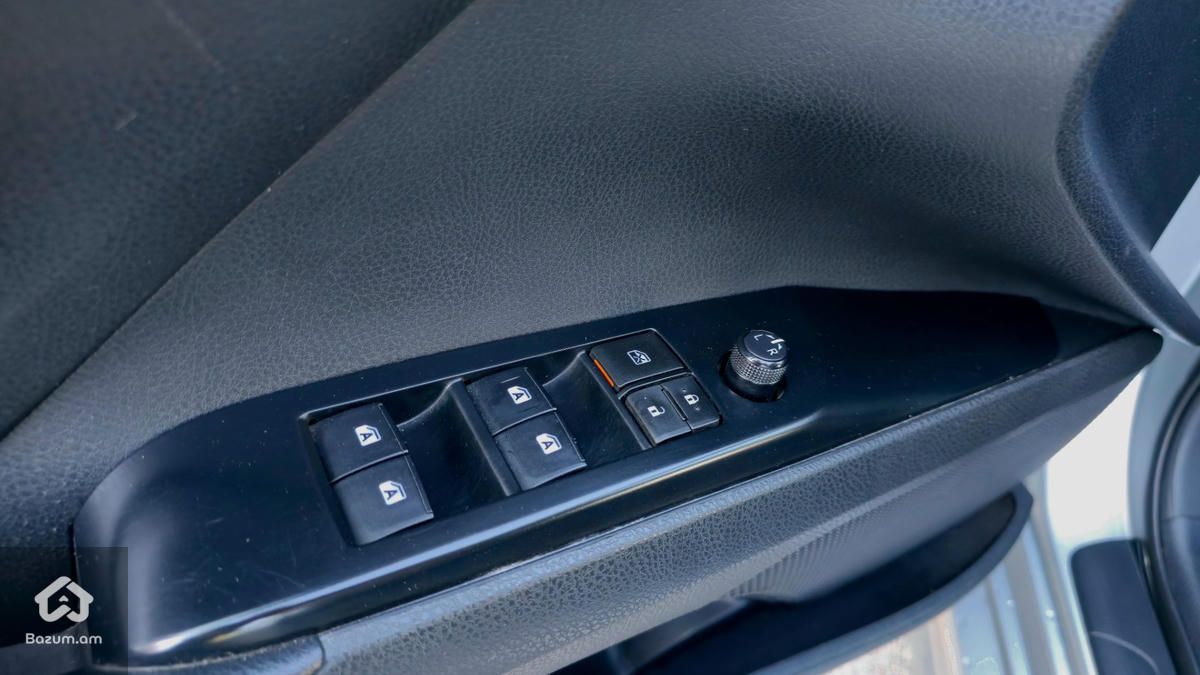 Toyota Camry SE 2.5L - image 12