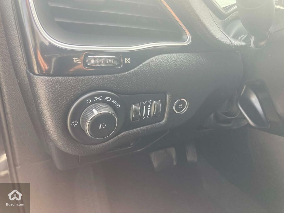 2023 Jeep Cherokee, Altitude Lux 4x4 - image 20