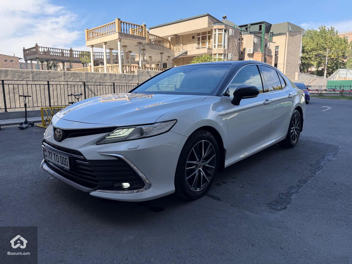 Toyota Camry 2021 - image 1