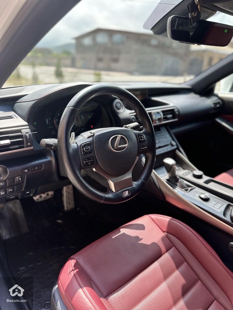 Lexus IS 300 2020 - image 15