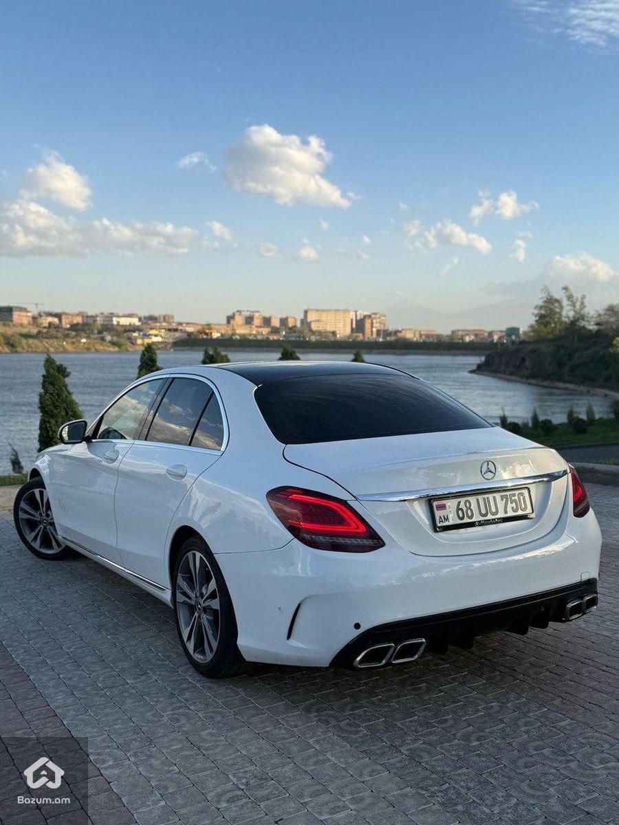 Mercedes Benz C300 - image 6