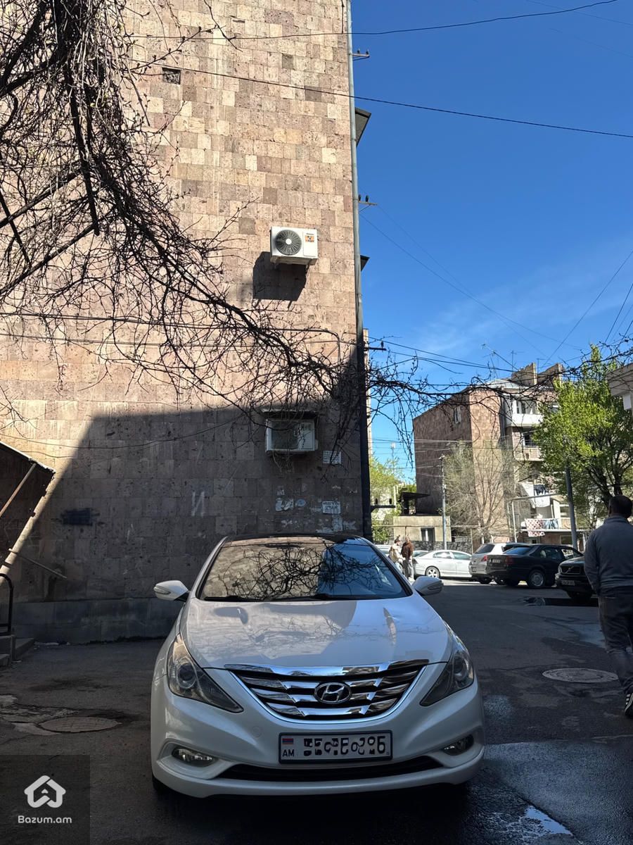 Hyundai Sonata - image 1