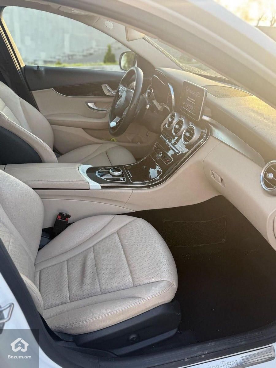 Mercedes Benz C300 - image 11
