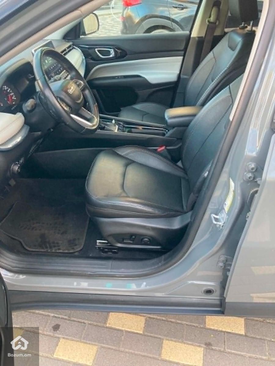 2022 Jeep Compass, Limited 4X4 - image 9