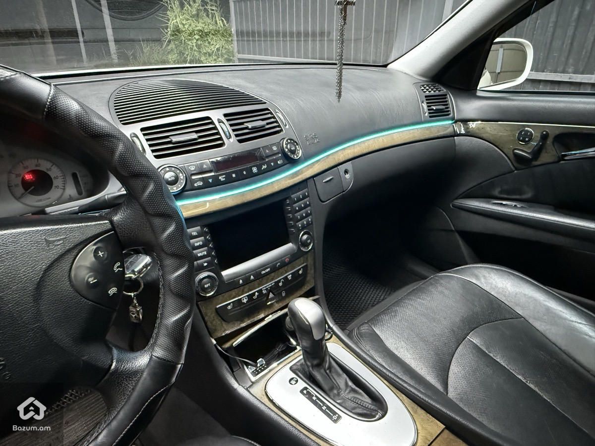 Mercedes-Benz 320 2002 - image 22