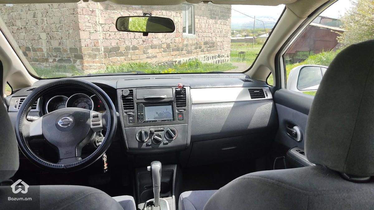 Nissan Versa - image 8