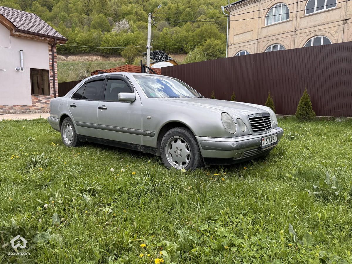 Mercedes benz E200 - image 3