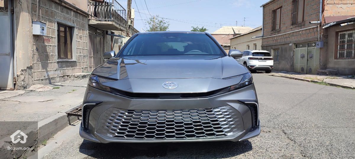 Toyota Camry 2025 - image 1