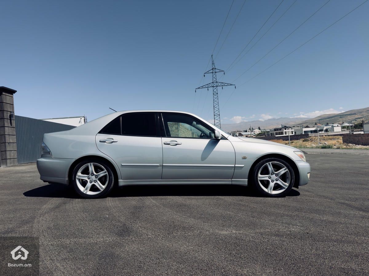 Toyota Altezza 2001 - image 1