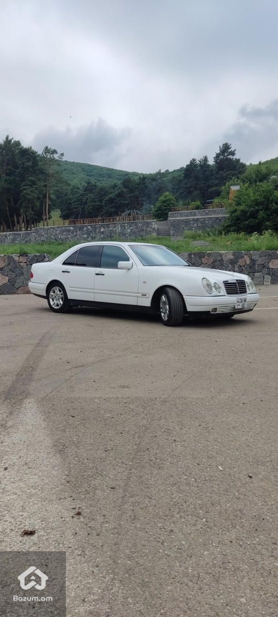 Mercedes-Benz E-Class W210 - image 2