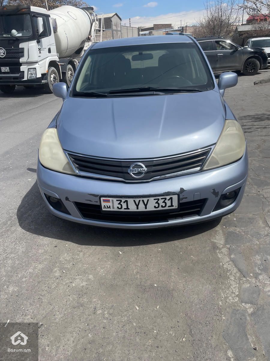 Nissan Versa - image 1