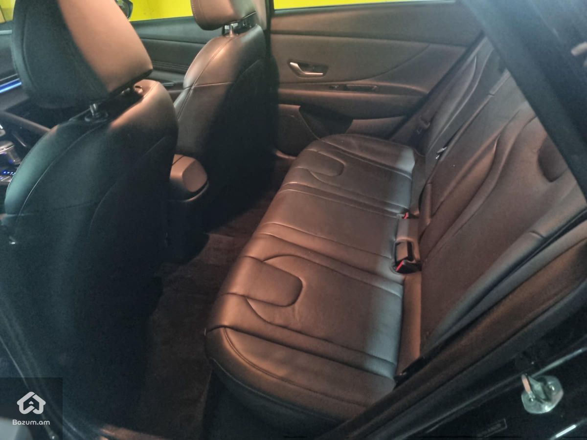 Hyundai Elantra Limited - image 9