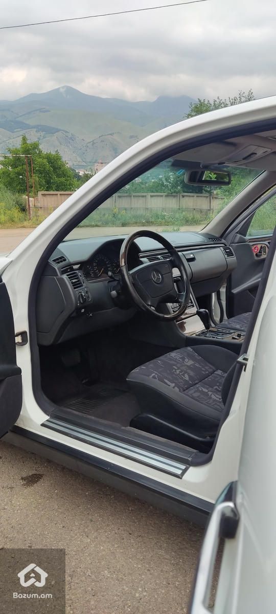 Mercedes-Benz E-Class W210 - image 31
