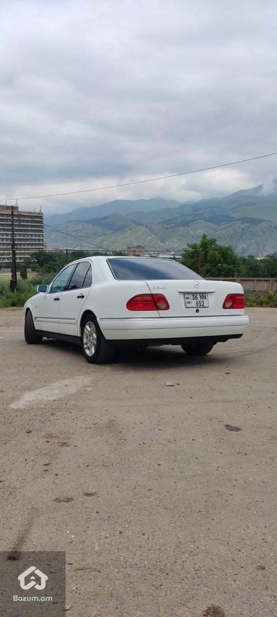 Mercedes-Benz E-Class W210 - image 3