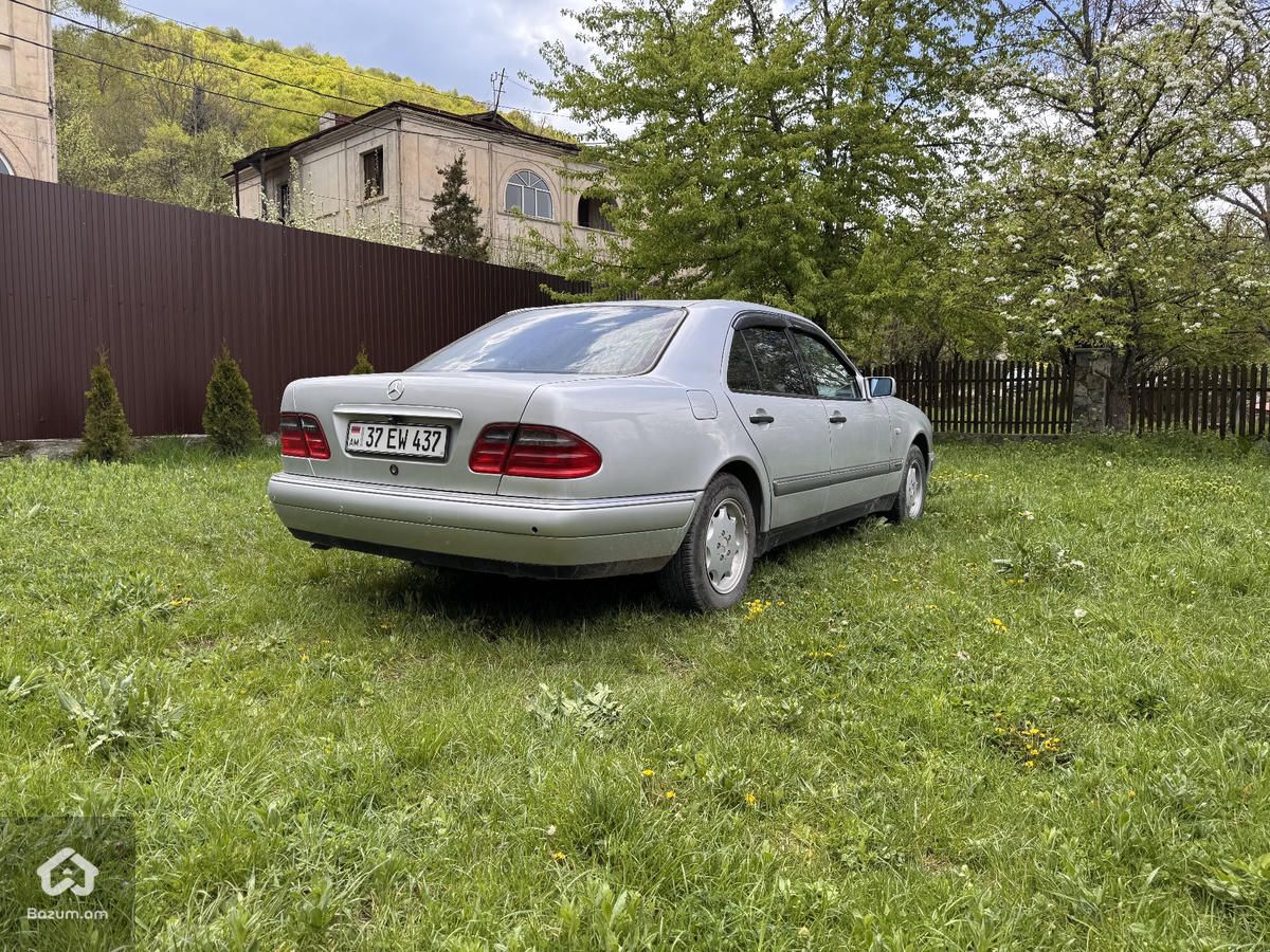 Mercedes benz E200 - image 5