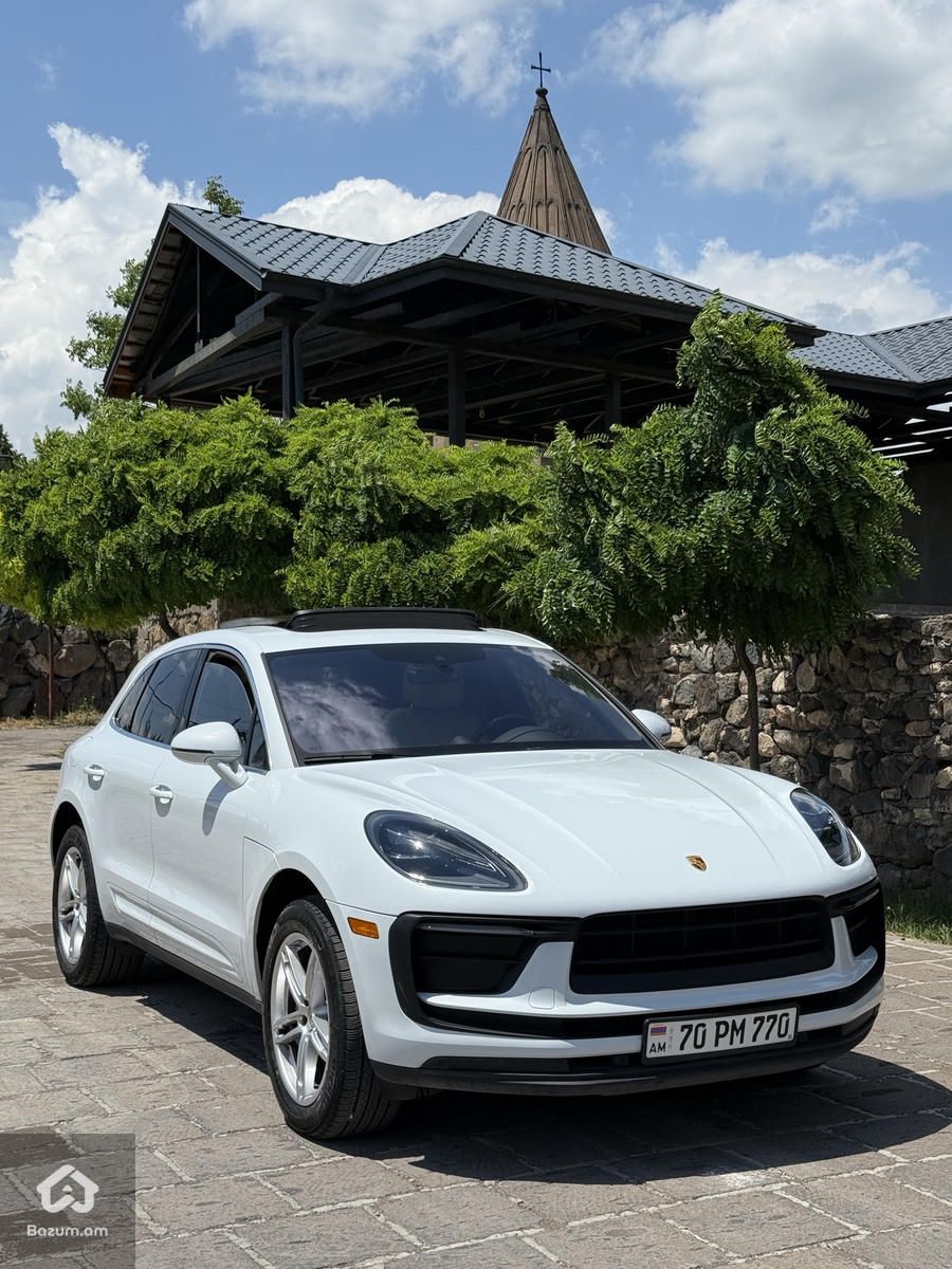 PORSCHE MACAN - image 1