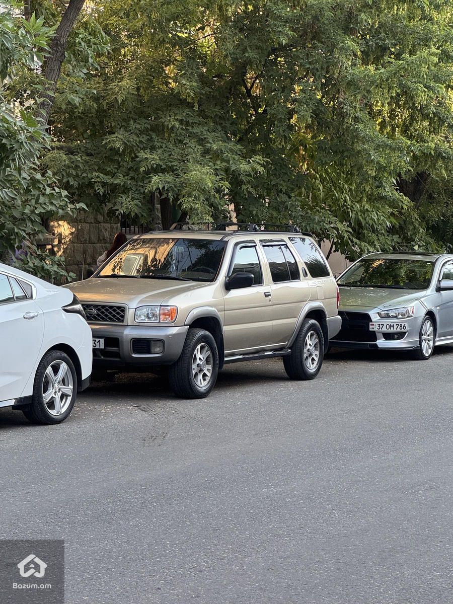 nissan pathfinder - image 1