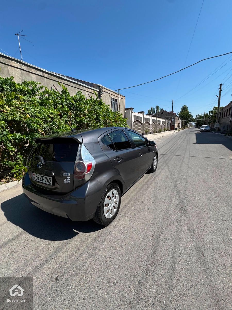 Toyota Prius 2013 - image 8