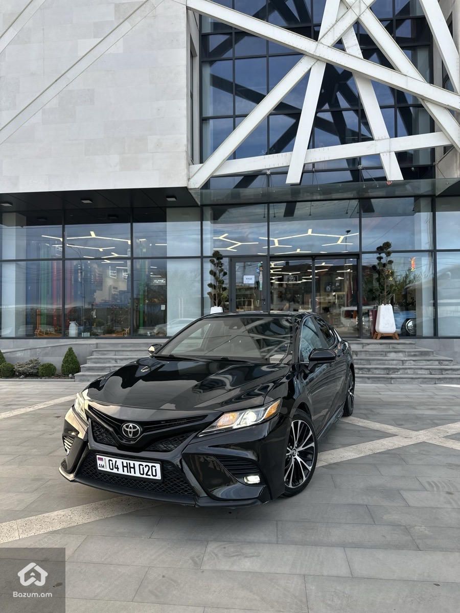 Toyota Camry 2018 - image 1
