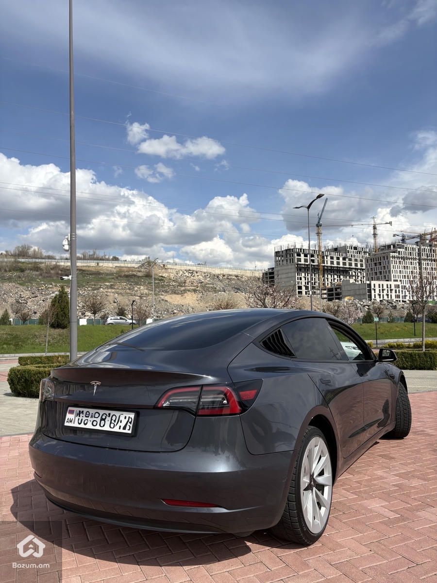 Tesla Model 3 - image 3