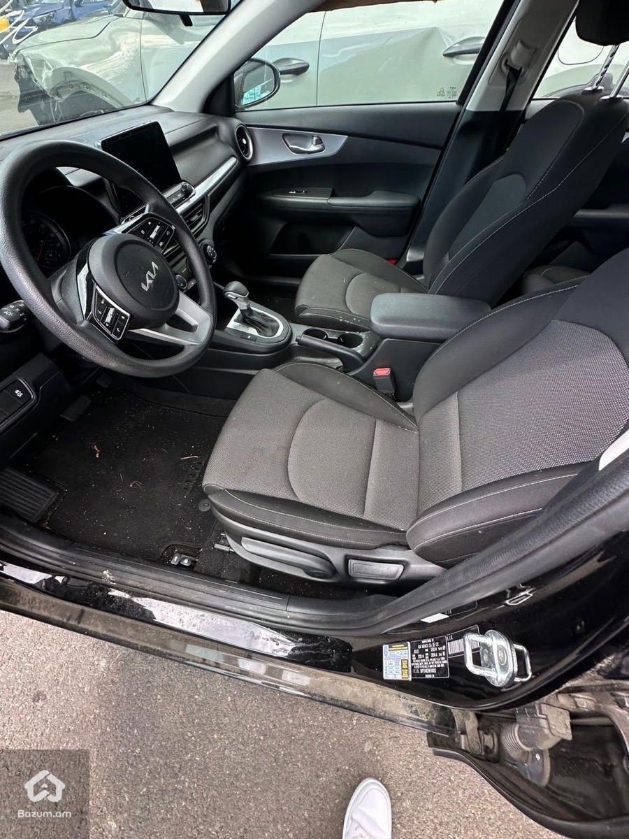 Kia Forte LXS - image 9