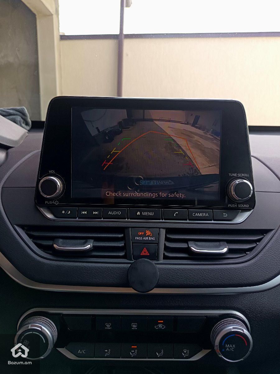 Nissan Altima  - image 10