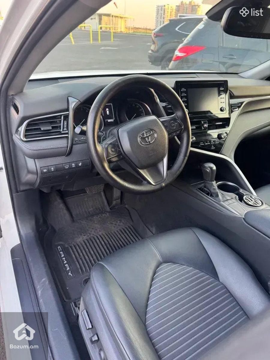 Toyota Camry SE - image 6