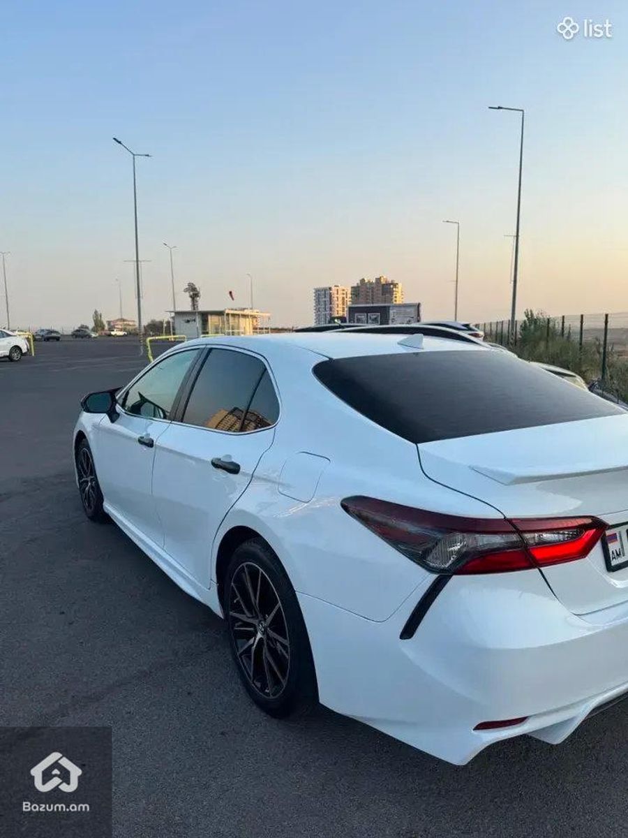 Toyota Camry SE - image 4