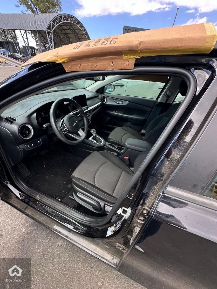 Kia Forte LXS - image 12