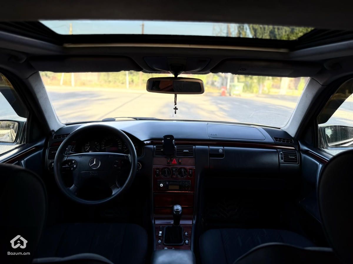 Mercedes-Benz E200 - image 4