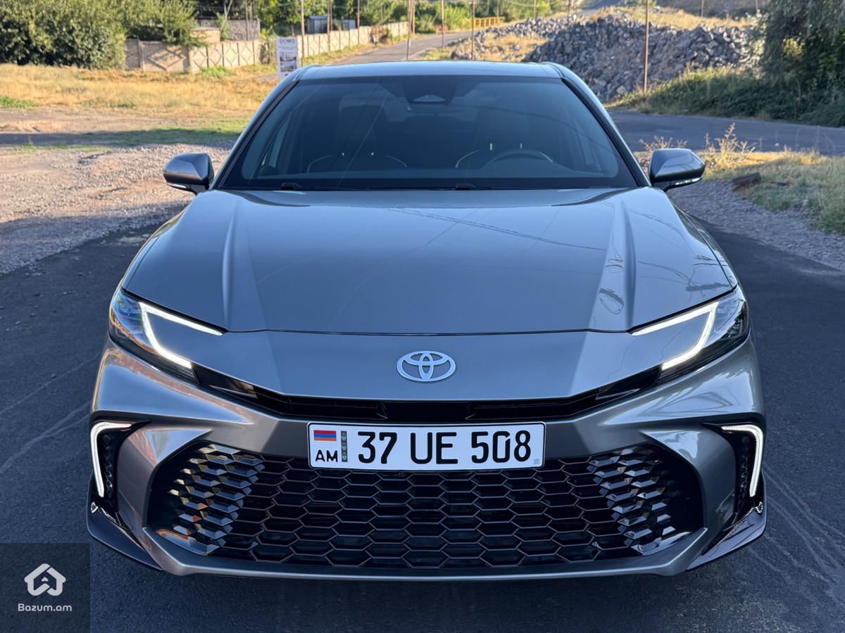 Toyota Camry 2025 - image 1