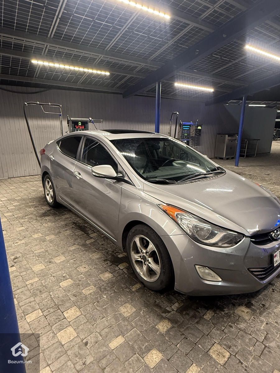 Hyundai Elantra Limited - image 2