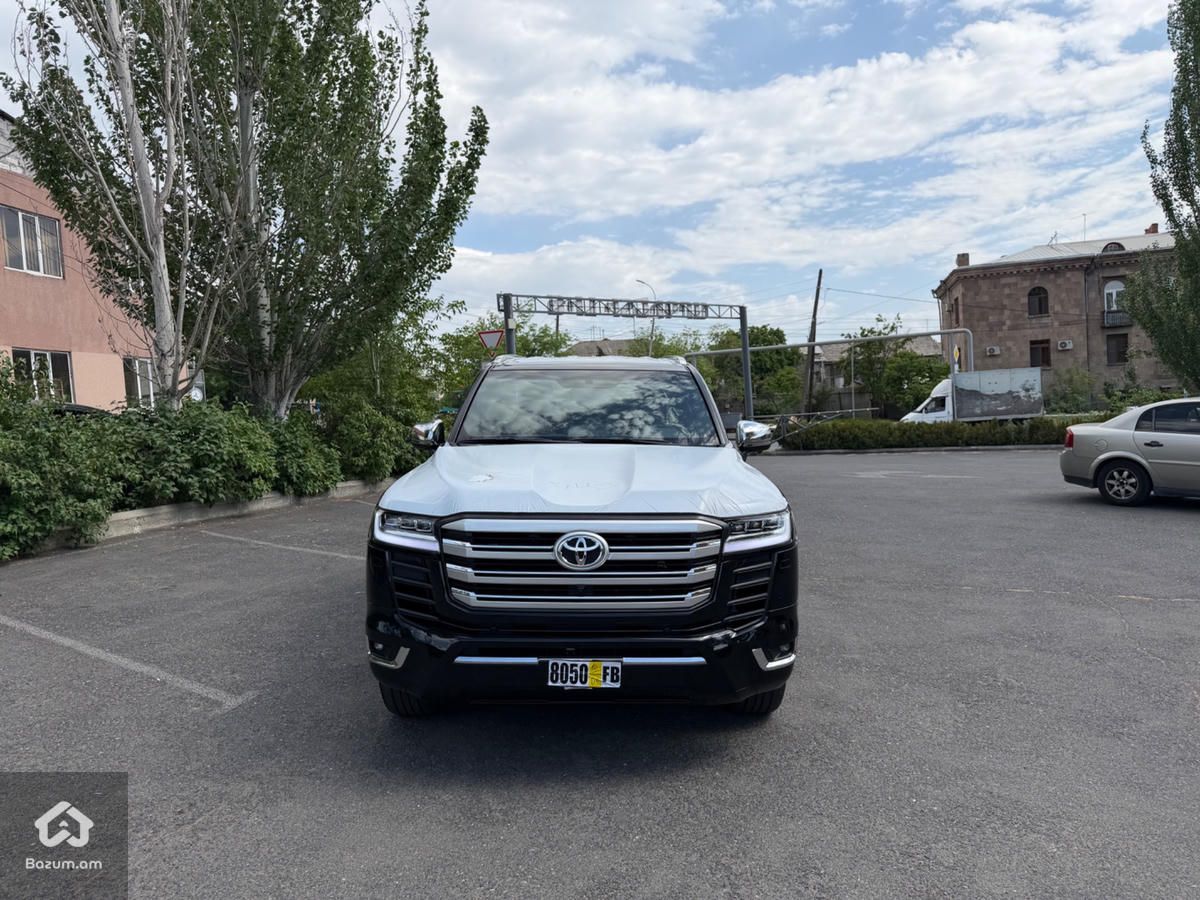TOYOTA LAND CRUISER 300 - image 8