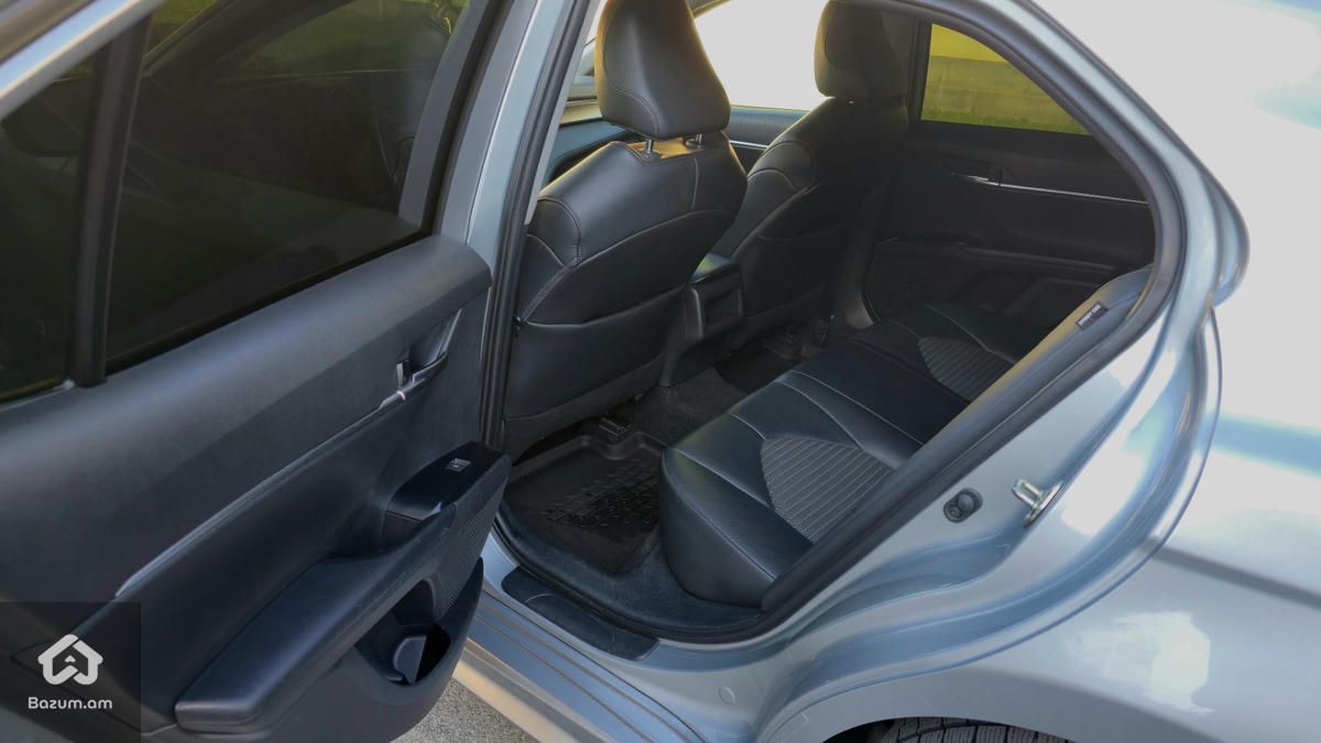 Toyota Camry SE 2.5L - image 16