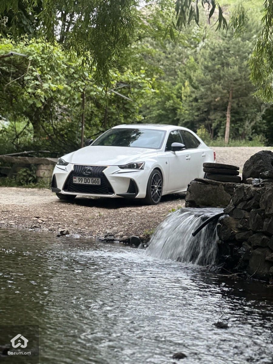 Lexus IS 300 2020 - image 1