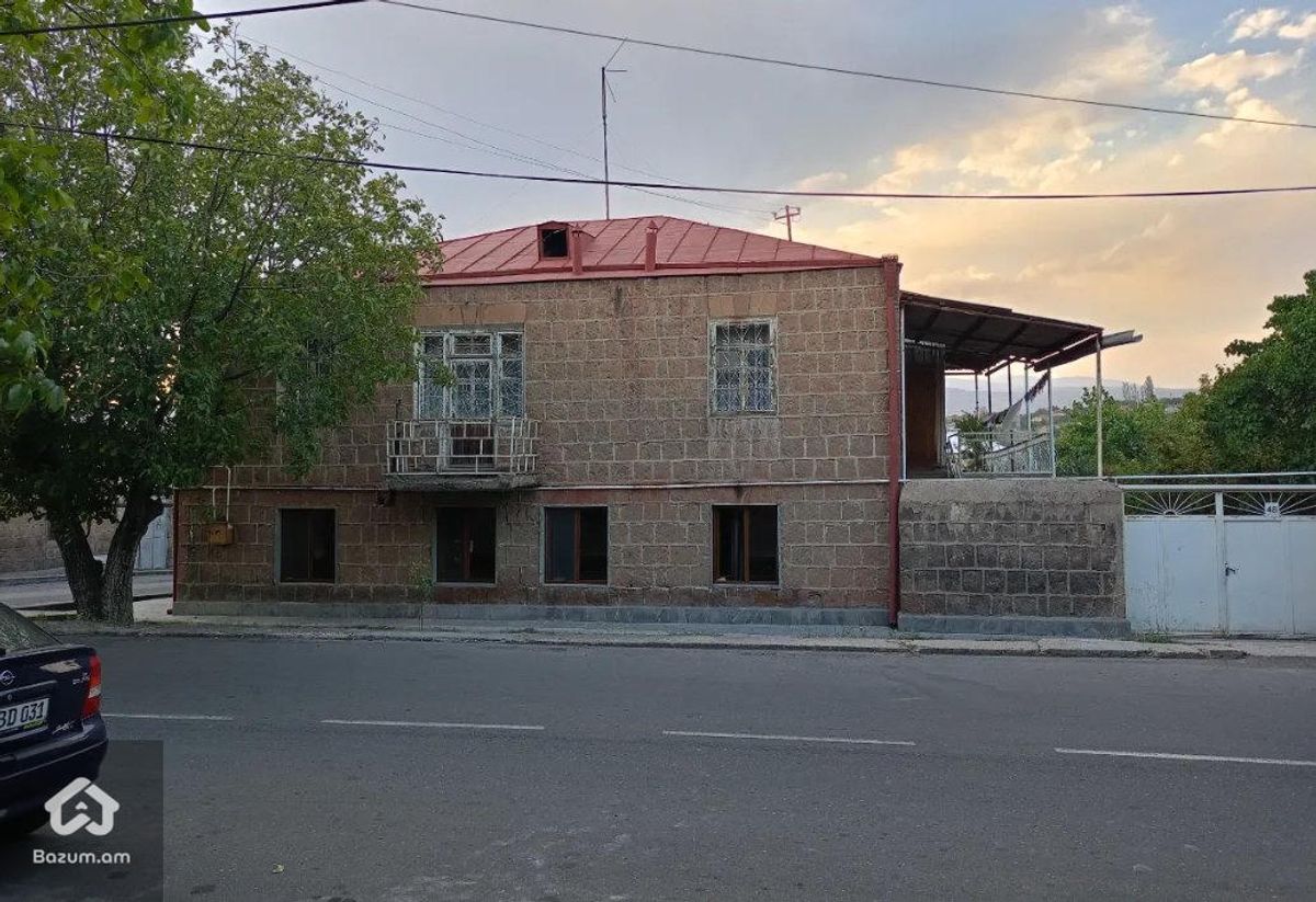 Երկու հարկանի քարե տուն Աշտարակում - image 1