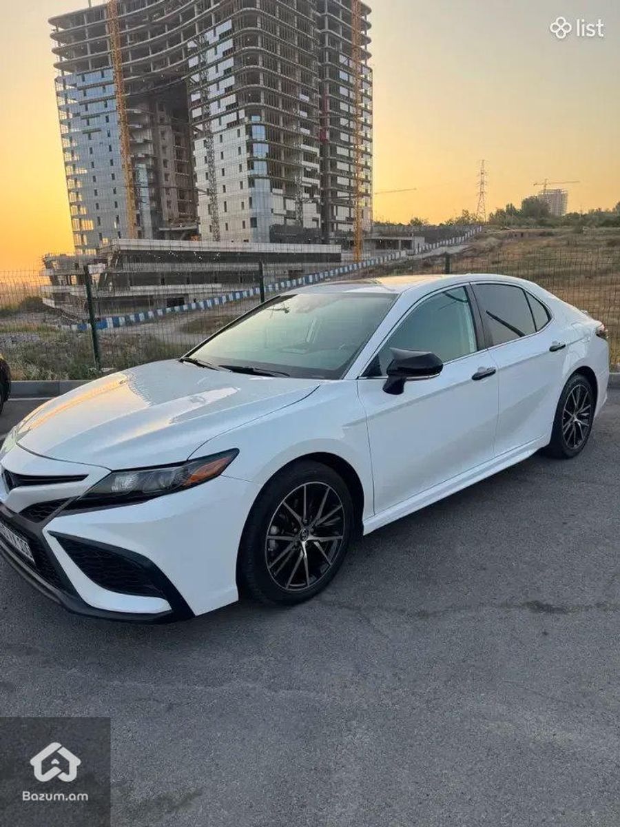 Toyota Camry SE - image 5