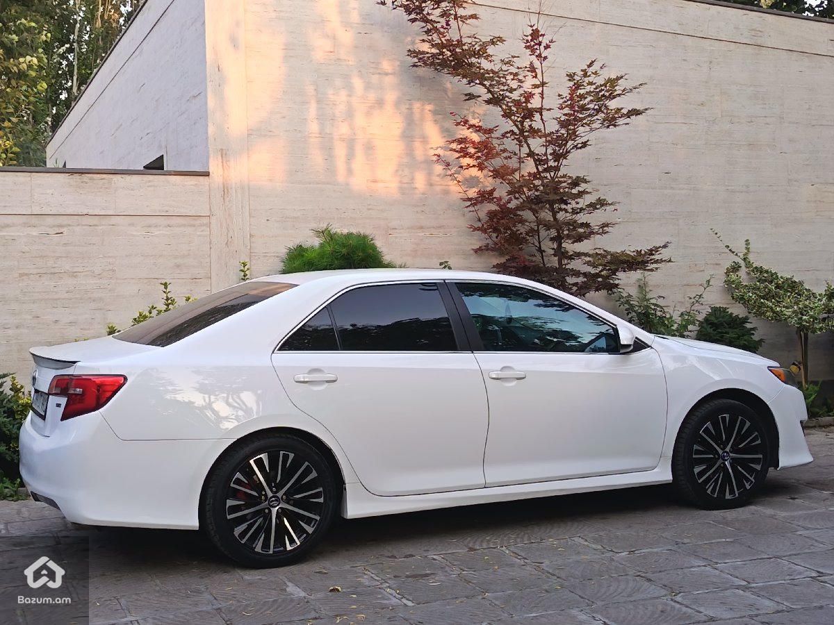 Toyota Camry - image 4