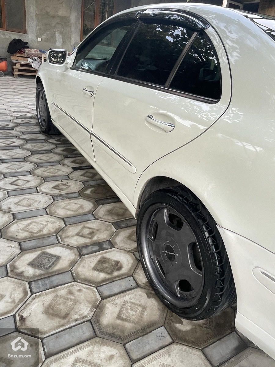 Mercedes-Benz E 320 2002 - image 2