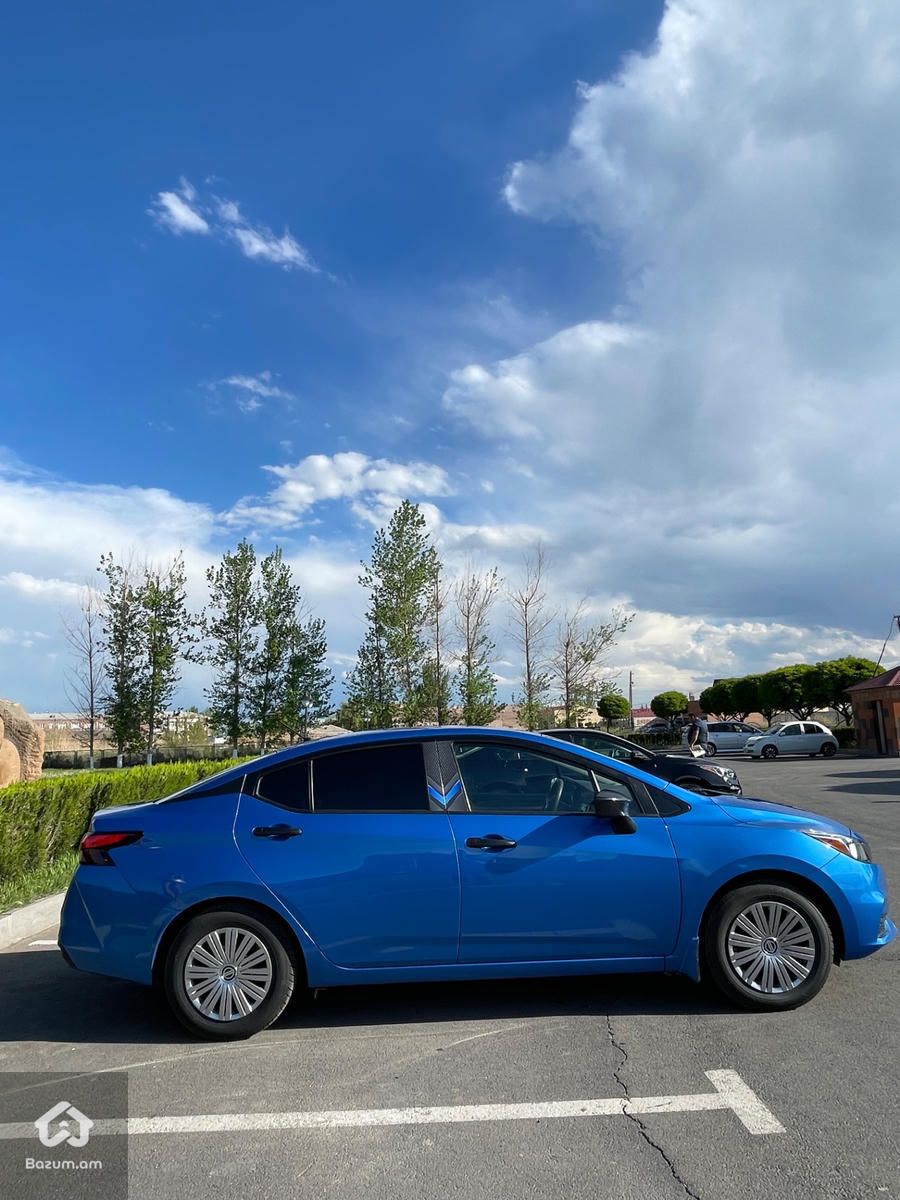 Nissan Versa - image 4