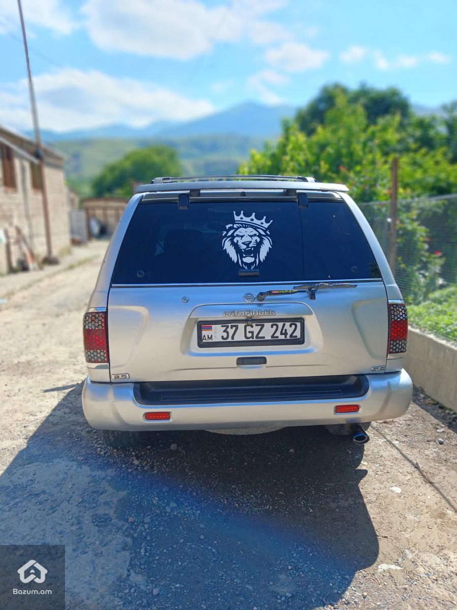 Nissan Pathfinder 2001 - image 2