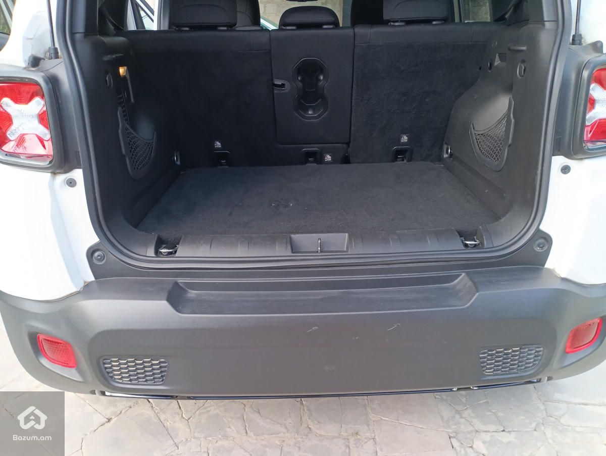 Jeep Renegade - image 13