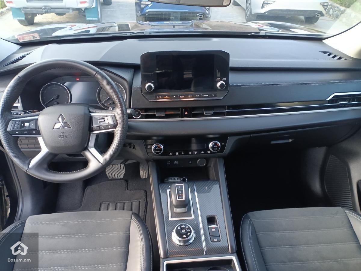 Mitsubishi Outlander SE - image 12