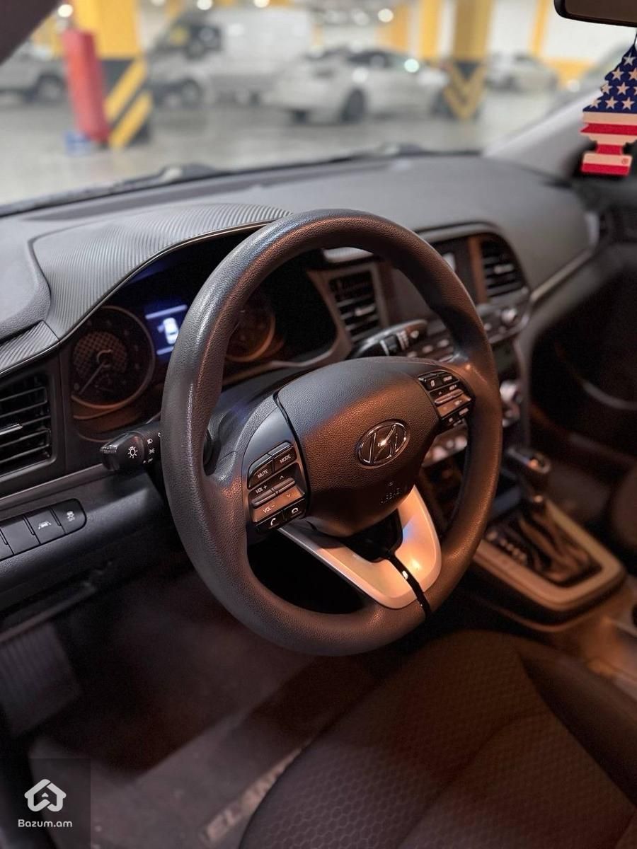 Hyundai Elantra - image 4