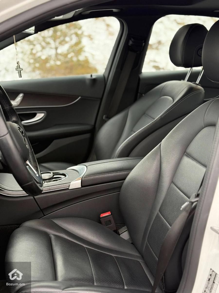 Mercedes Benz C300 - image 8