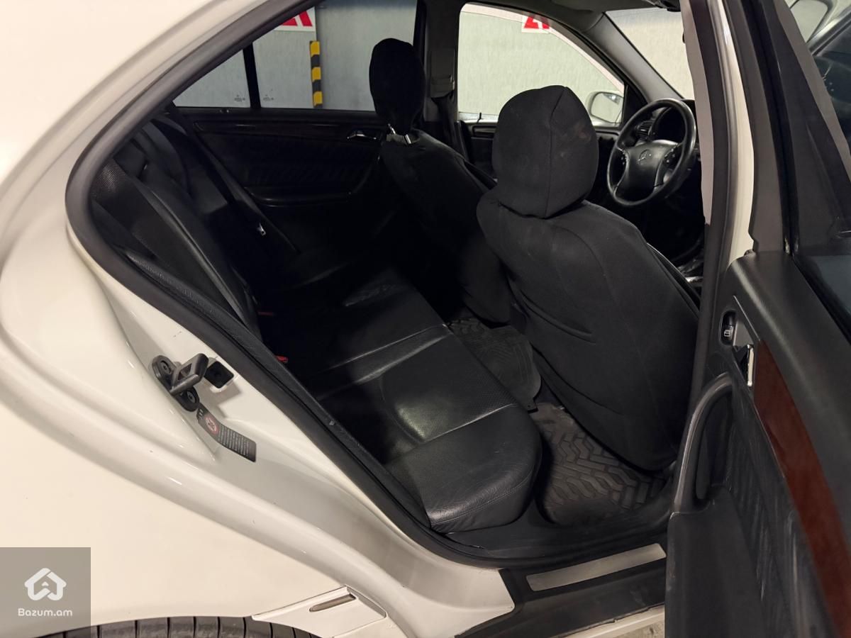 Mercedes Benz C240 - image 13