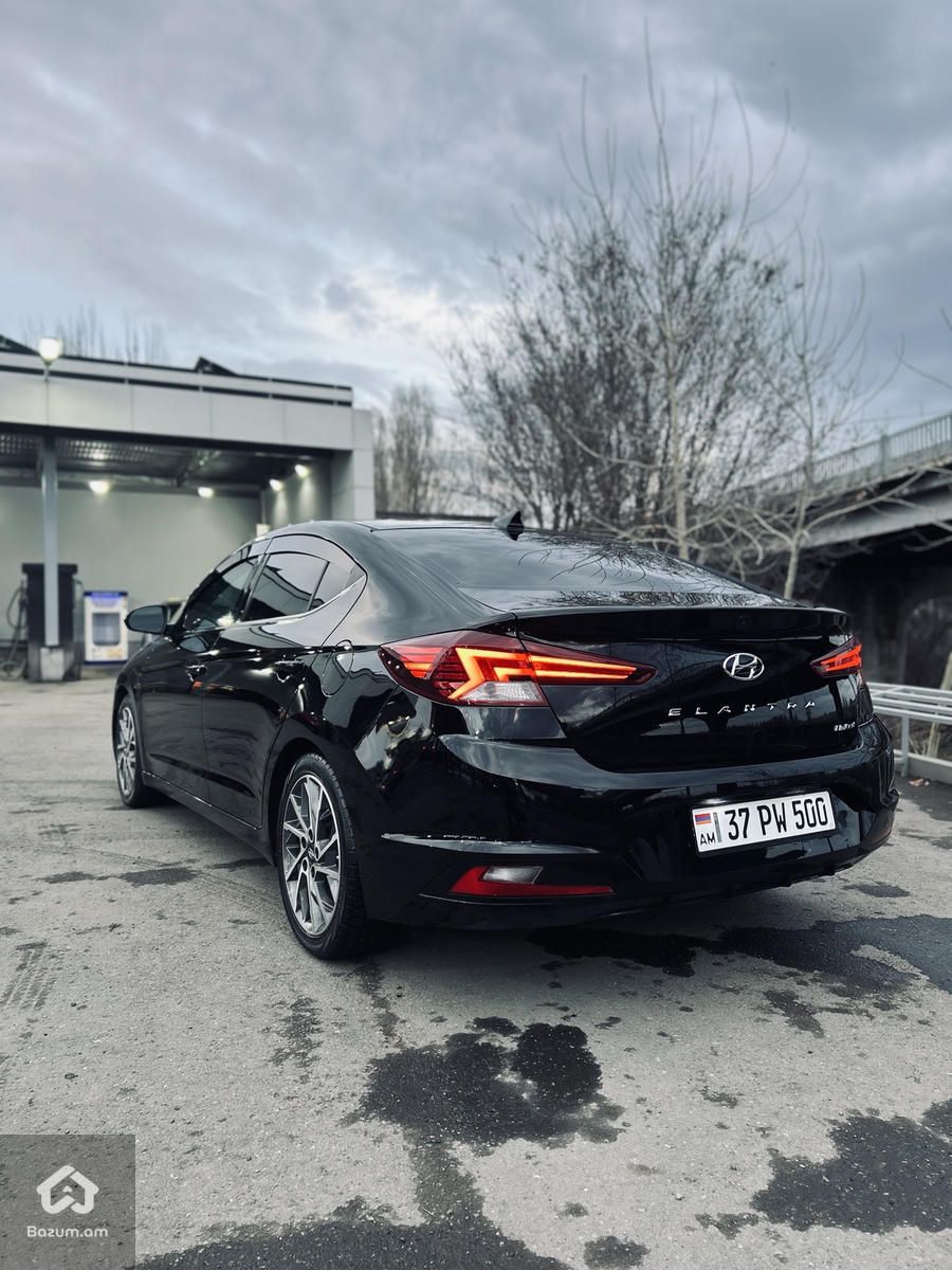 Hyundai Elantra Limited - image 4